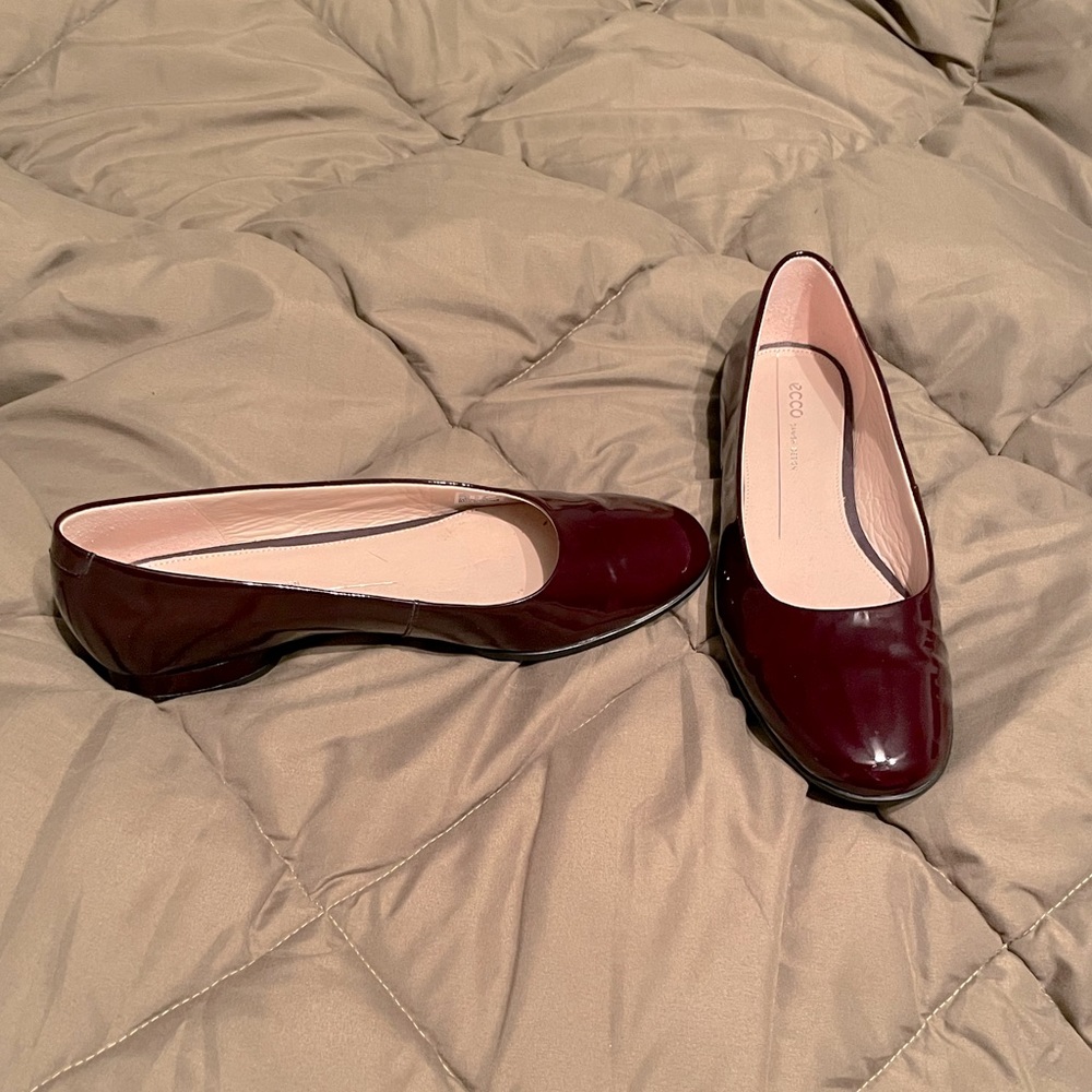 Brand new Ecco reddish brown flats